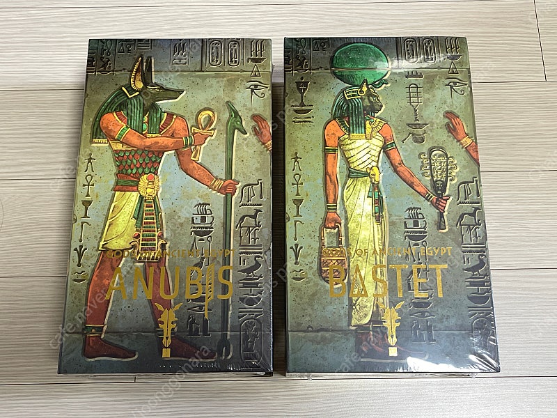 피구라 옵스쿠라: 고대 이집트 신 아누비스 & 바스테트 세트 팝니다.