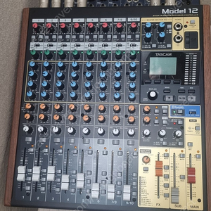 (가격내림)tascam model12 믹서 판매합니다