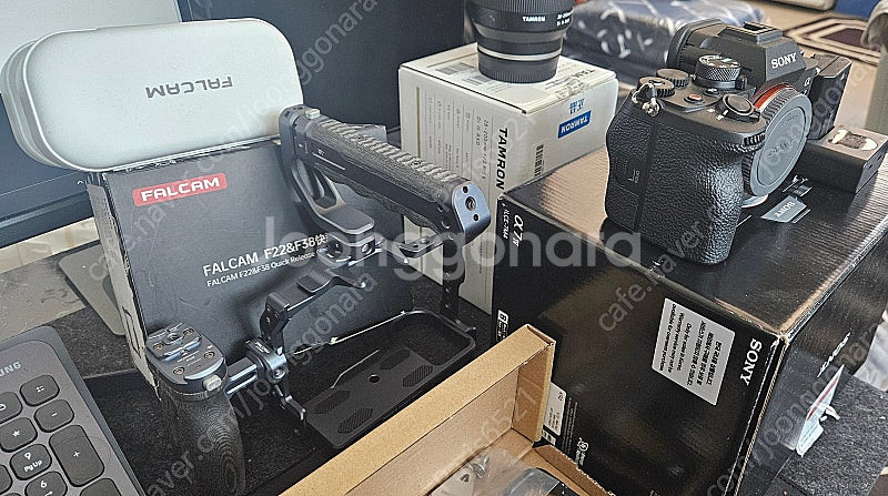 소니 A7M4 + 팔캠 풀 케이지 2824FK + 탐론...--0