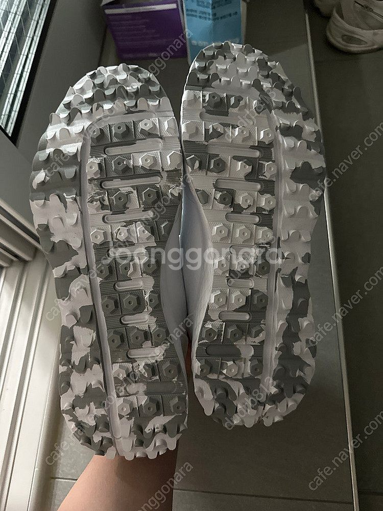 흰색 골프화 245mm 판매합니다.--2