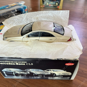 [판매]다이케스트 1:18 벤츠 CLS 최초 모델(1:18 Kyosho Benz CLS500 BNEZ 샴페인 골드)