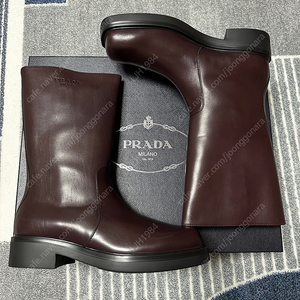 PRADA 프라다 엠보시드 로고 스퀘어 토 부츠