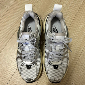 [새상품] [나이키] V2K 런 (여성) NIKE FD0736-100 [220사이즈]