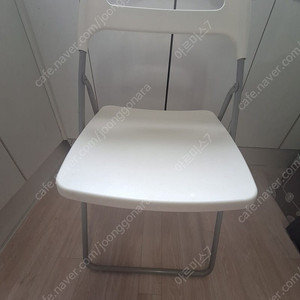 이케아) 흰색접이식 의자 깨끗합니다.