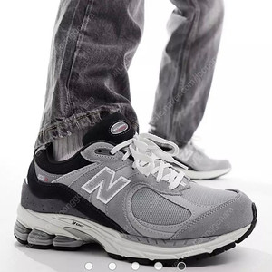 New Balance 2002R sneakers in gray with black 새제품