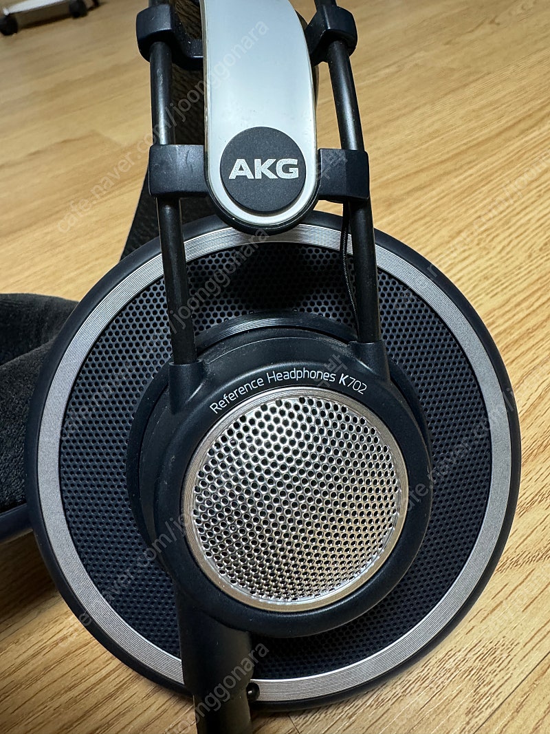 AKG K702