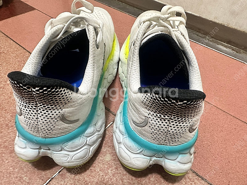 뉴발란스 모어 v4 맥스쿠셔닝 러닝화 (270) 2e--3