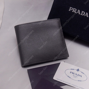 프라다 (PRADA) 그레이 사피아노 음각 로고 코인포켓 반지갑