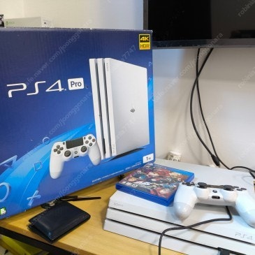 PS4 PRO 7117B 화이트 1TB 박풀 + 페르소나5 로열 + 공략집 -부산