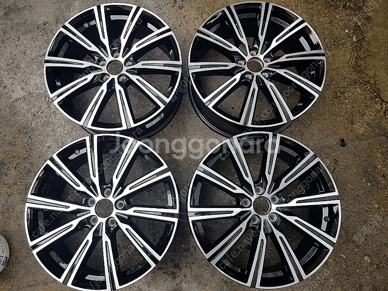 (판매)볼보 XC60 D5 T6 2세대 인스크립션 블랙 19인치 90만--0