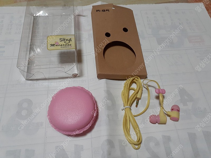 마카롱 이어폰 새거입니다 예쁜니다 귀여워요 필요하신 분들은 편하게 사용하세요 6000원 직거래 가능해요 이미지