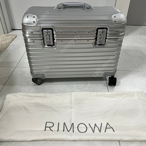 리모와 파일럿 RIMOWA PILOT