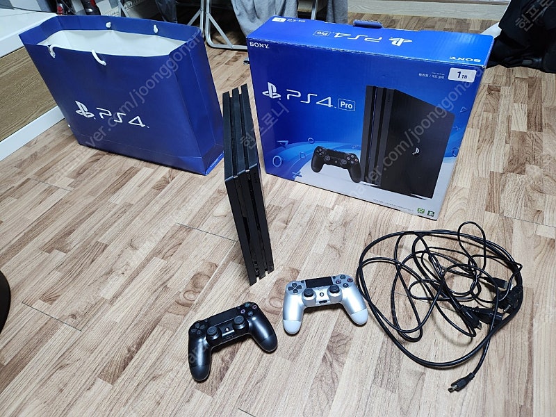 (부산)Ps4 pro 7017버전 팝니다 추가패드포함