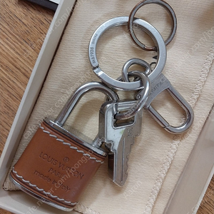 (국내백화점 정품) 루이비통 열쇠고리 키홀더 키체인 Louis Vuitton Key Hold Holder Chain (가격 더! 더 낮춤!)