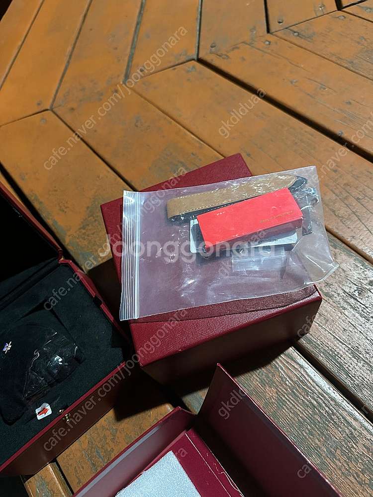 BV공장 까르띠에 산토스 라지 판매합니다--1