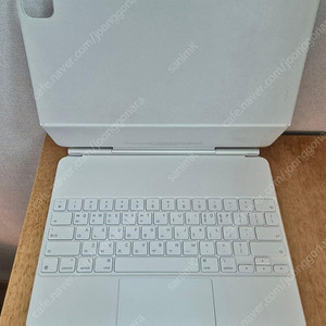 아이패드프로12.9형 3,4,5,6세대 애플 매직키보드 화이트 A급 팝니다.