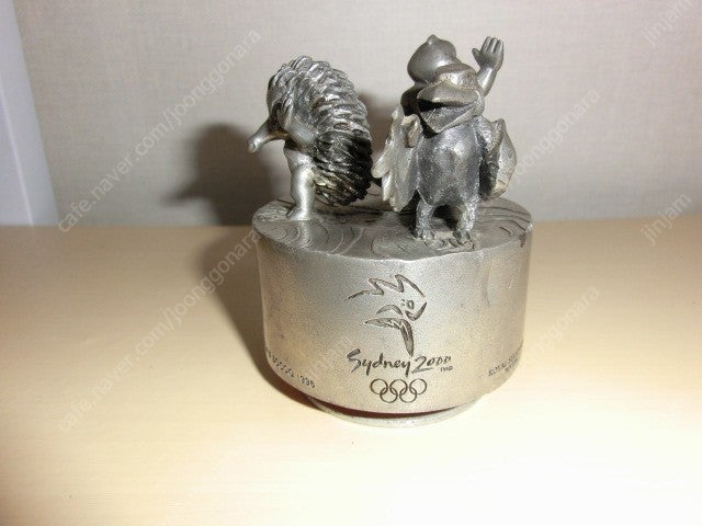 희귀한 2000년 시드니올림픽 마스코트 인형이 장식된 주석(royal selangor pewper) 오르골 팝니다