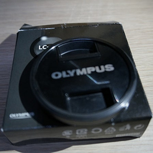 올림푸스 정품 메탈 렌즈캡 lC-62F 팝니다. (12-40mm PRO용)