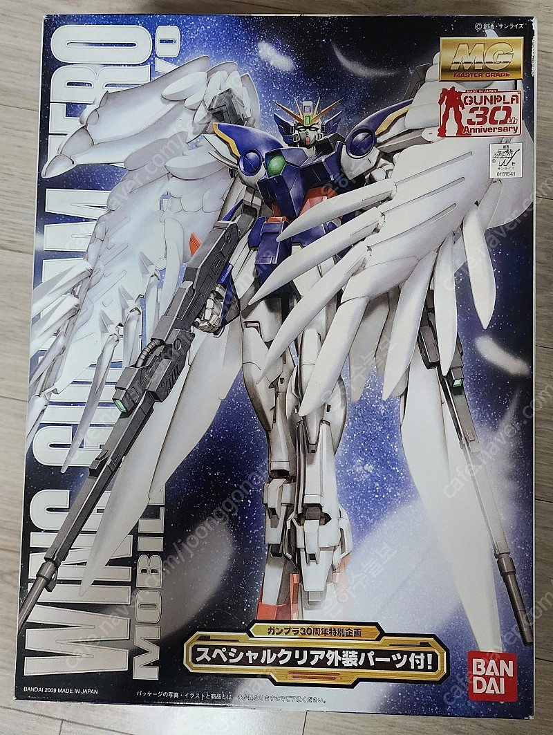 새제품 [30주년 한정판] 반다이 (BANDAI) MG 윙 건담 제로 커스텀 (WING GUNDAM ZERO) 외장 클리어 파츠 버전 판매합니다.