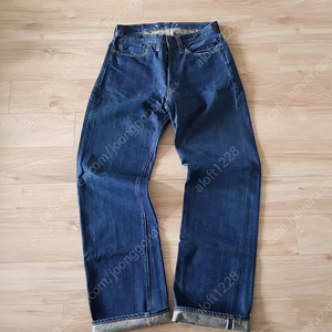 리바이스 빈티지클로징 LVC 201 cinch-back wide blue selvedge denim. 신치백 와이드 블루 셀비지데님. 샌프란시스코 발렌시아모델. 31사이즈.