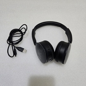 AKG Y50 무선 블루투스 헤드폰입니다