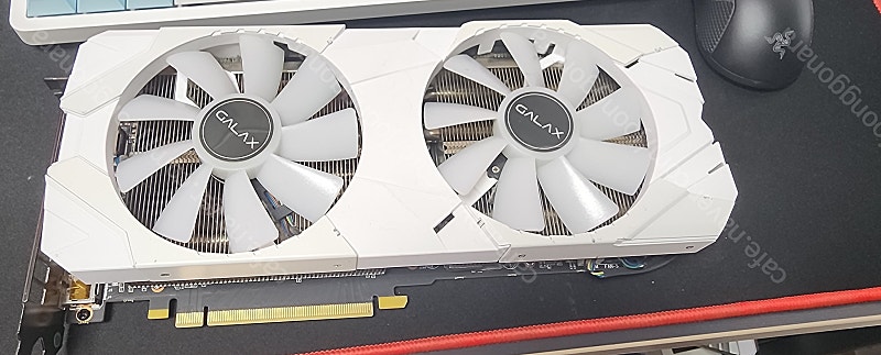 갤럭시 GALAX 지포스 RTX 2070 SUPER EX WHITE OC D6 8GB 팝니다.