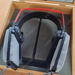 AKG K1000