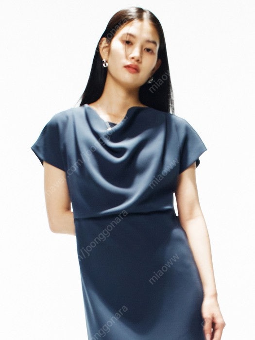 (무배)프론트로우 Cowl-neck Midi Dress 결혼식 하객룩 원피스 코울넥 미디 드레스 코스 자라 여름 원피스 동남아 휴양지 산드로 마쥬 란차 시에 한섬 SJSJ TIME