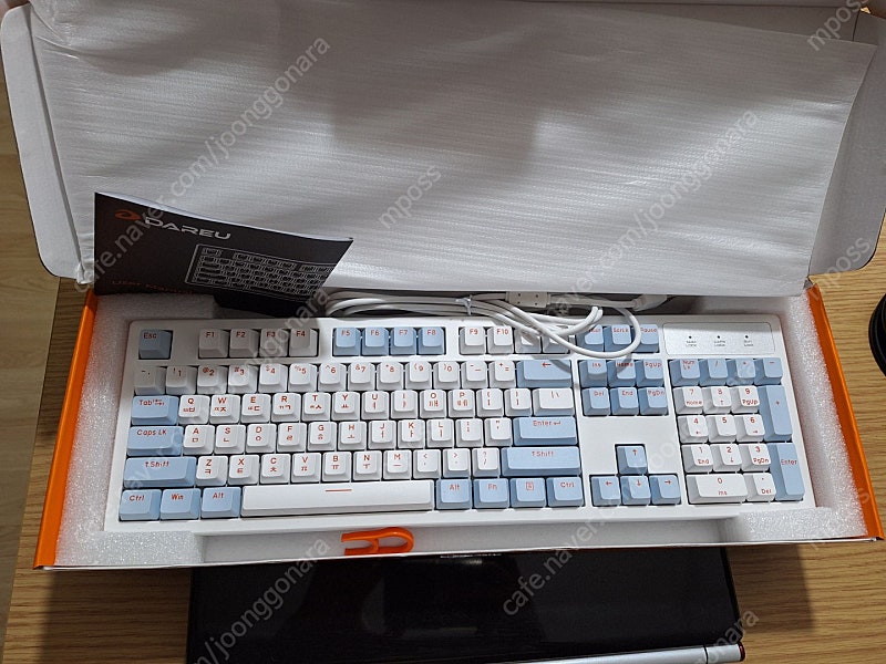 다얼유 DK750 PRO PBT 이중사출 게이밍 기계식키보드 판매합니다 (갈축-화이트)