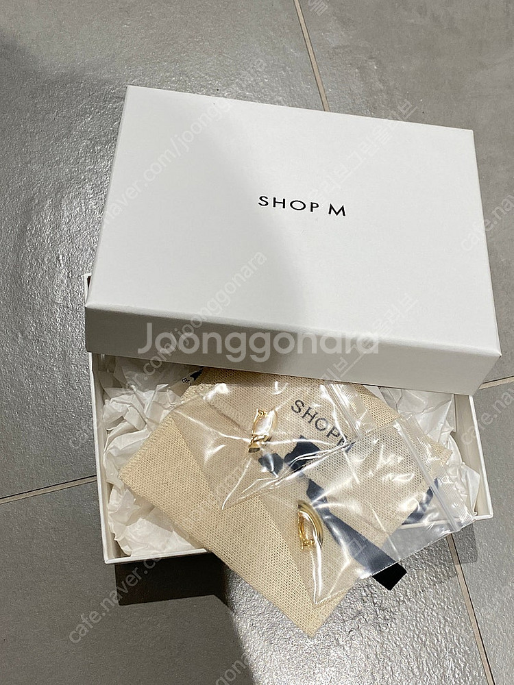 Shop M moon earring (gold)--2