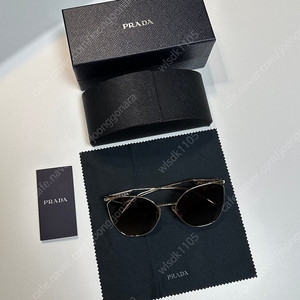 프라다 여자 선글라스 판매해요. (신세계백화점 구입) 30만!!