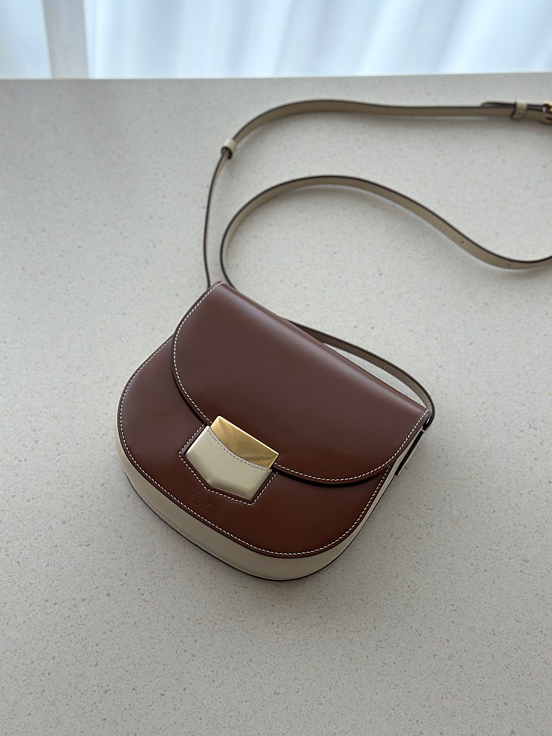 셀린느 크로스백 CELINE leather crossbody bag brown 가방 셀린 정품 트로터백 구찌 샤넬 보테가베네타 에르메스 프라다 루이비통 델보 디올 더로우 생로랑