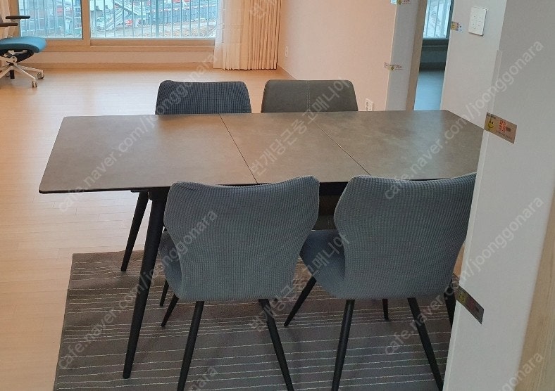 확장형 세라믹 식탁 테이블 4인용 6인용 변형 사용 가능. 상판 분해는 가능 의자 제외