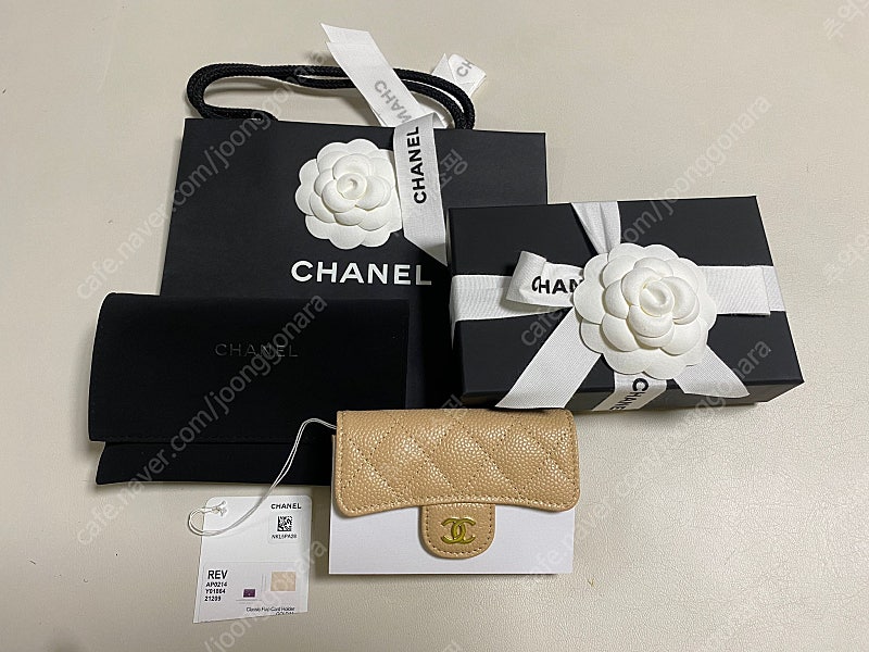 [새상품] 샤넬 클래식 캐비어 베이지 금장 카드지갑(Chanel Classic Card Holder Grained Calfskin & Gold Black) AP0214