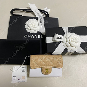 [새상품] 샤넬 클래식 캐비어 베이지 금장 카드지갑(Chanel Classic Card Holder Grained Calfskin & Gold Black) AP0214