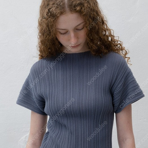 LE17SEPTEMBRE PLEATS MOCKNECK SHORT SLEEVE TOP [ASH BLUE]