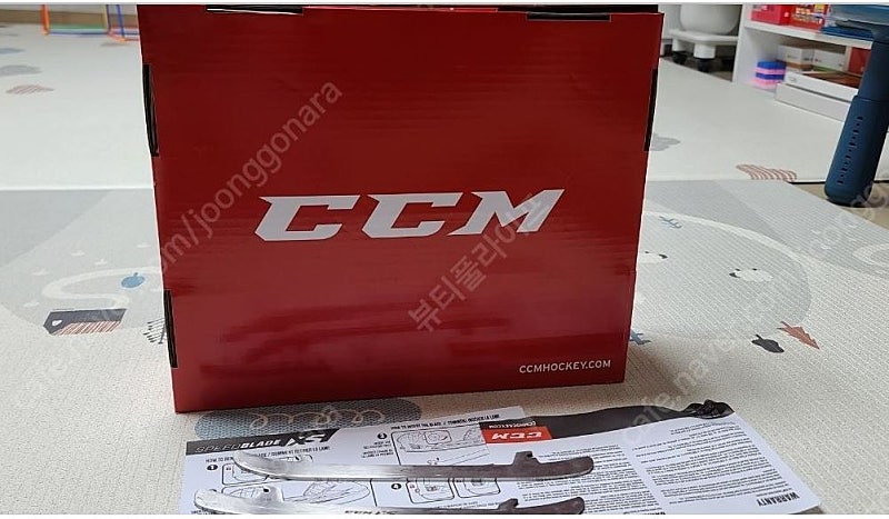 CCM 3.5 EE superTacks 9370 junior 스케이트 팝니다. 수퍼탁스 주니어 스케이트 팝니다. 최상급 여분 날포함 네고 가능! 아이스하키 장비 입니다.
