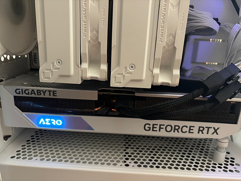 기가바이트 rtx4070 super aero oc 화이트 팝니다