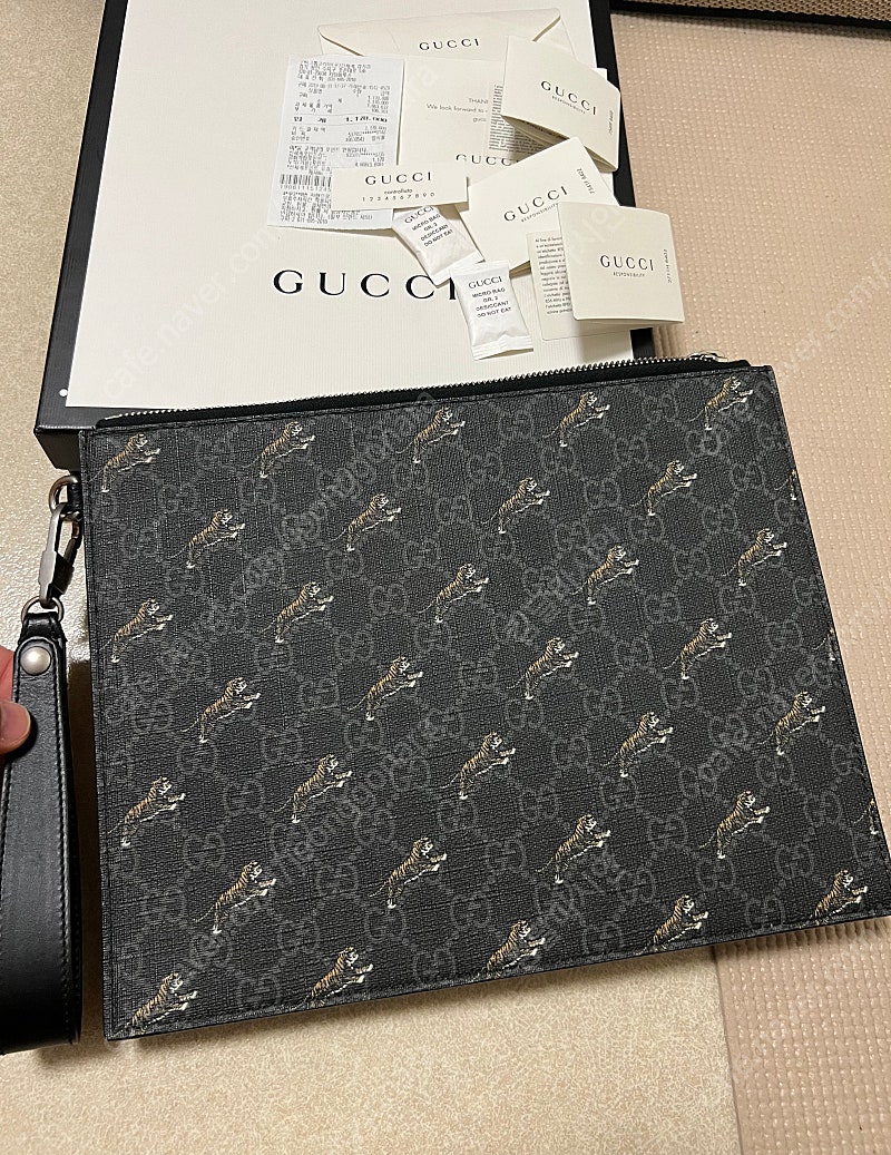 [백화점 정품] 구찌 Gucci 블랙 타이거 수프림 레더 스트랩클러치