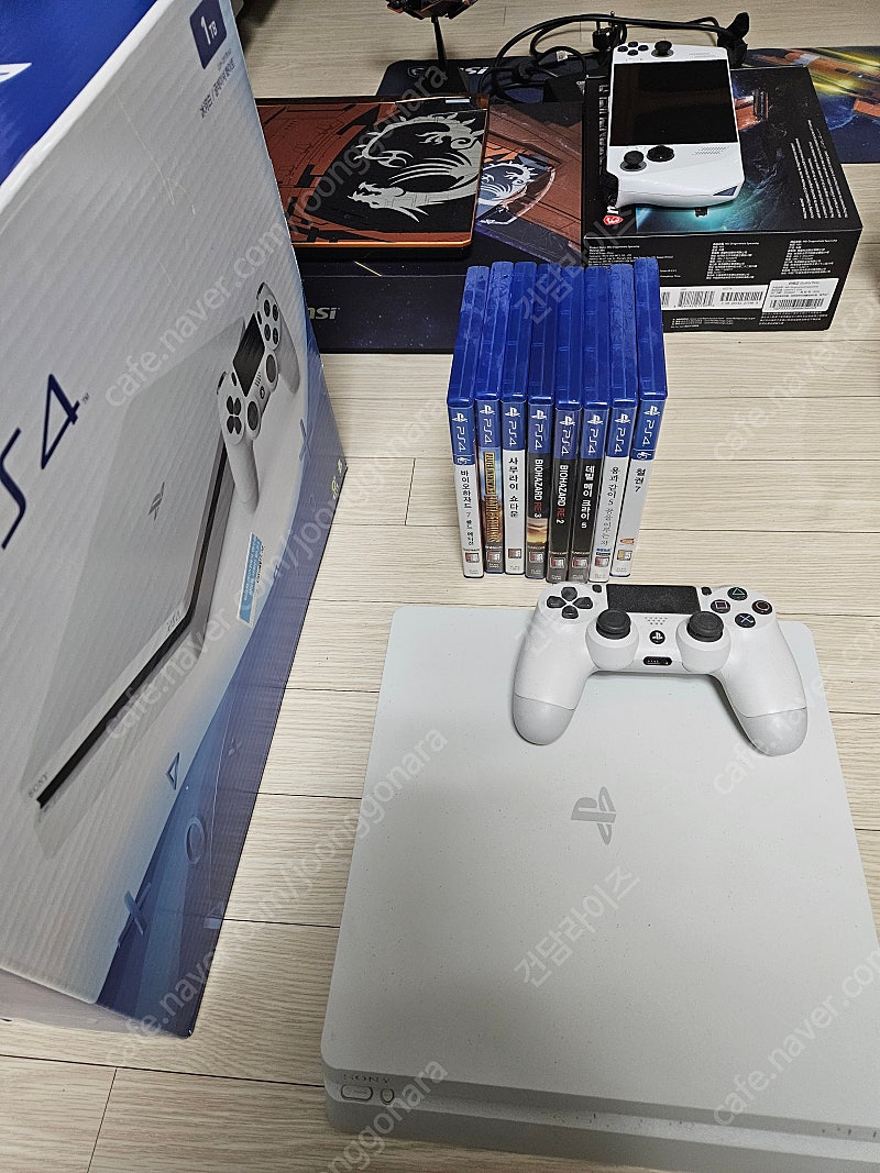 PS4 글레이셔 화이트 1테라 + 게임CD 판매합니다.