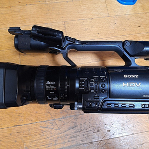 SONY HVR-Z1N - 상태 최상 -NP-F970 1개 포함 -35만원. 테잎 열개 드립니다.