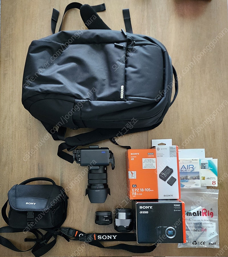 소니 SONY a6500 번들셋 + SEL18105G + SEL50F18 + ANKER 보조배터리 + INCASE 카메라백팩 + RODE mic 판매합니다.