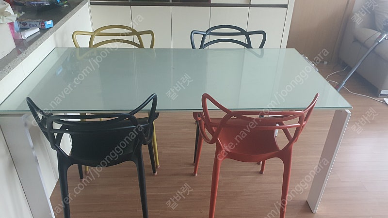 카르텔 식탁 판매합니다 (Kartell Four Table)