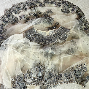 새제품 ,이탈리아 수압,우아하고 고급스러운 스킨칼라 씨드루 비즈꽃 장식 가운 드레스