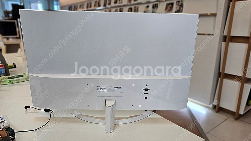 LG 32인치 모니터 32MP58HQW 흰색 팝니다.--1