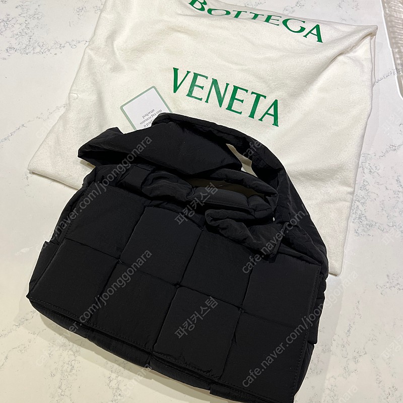 보테가베네타 패딩 카세트백 블랙 새제품 팝니다. Bottega Veneta