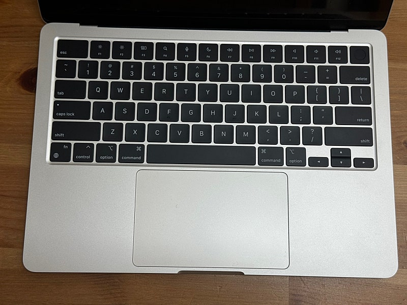 M2 맥북에어 / 13인치 / 8코어 / 16GB 판매 이미지