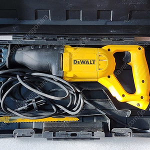 디월트 컷소(DEWALT/ DW 304) 전기톱 새것같은 중고팝니다