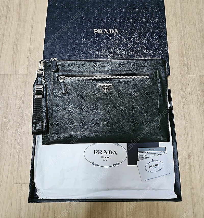 PRADA 프라다 사피아노 클러치백 72만원에 판매 합니다.