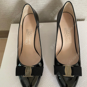 (정품)페레가모(ferragamo) 까를라 유광 블랙 7C 굽높이 7cm